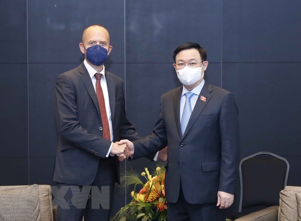 Le président de l’AN Vuong Dinh Hue rencontre les dirigeants de Siemens Energy AG